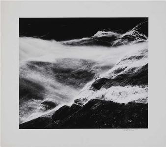 Wassersturz über felsige Klippen - Detlef Orlopp