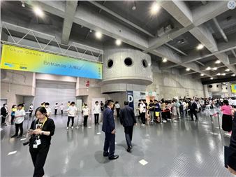 The Best Booths at the Inaugural Edition of Tokyo Gendai, Buzzing with Energy and Early Sales
