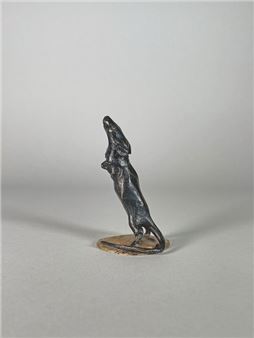 Raised mouse - Albert Ernest Sanchez