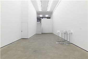 Jef Geys’ Gelijkheid, Brüderlichkeit, Liberté, 1986 & Rachel Harrison’s Informasjonsskilt, 2022 - Maxwell Graham