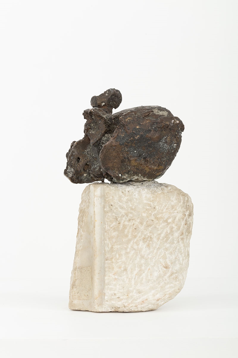 Artwork by Alina Szapocznikow, Mały brąz, 1965-1966, Made of bronze, marble