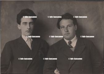 Photo avec au verso le tampon du photographe et les initiales manuscrites au crayon de Germaine TAILLEFERRE - Jean Cocteau