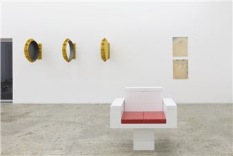 Der zweibeinige Stuhl - Galerie Mark Muller