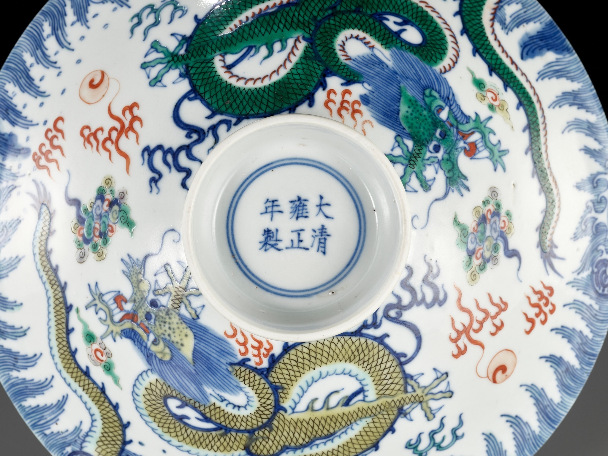 Yongzheng | 雍正款及年代斗彩龍紋蓋碗| MutualArt