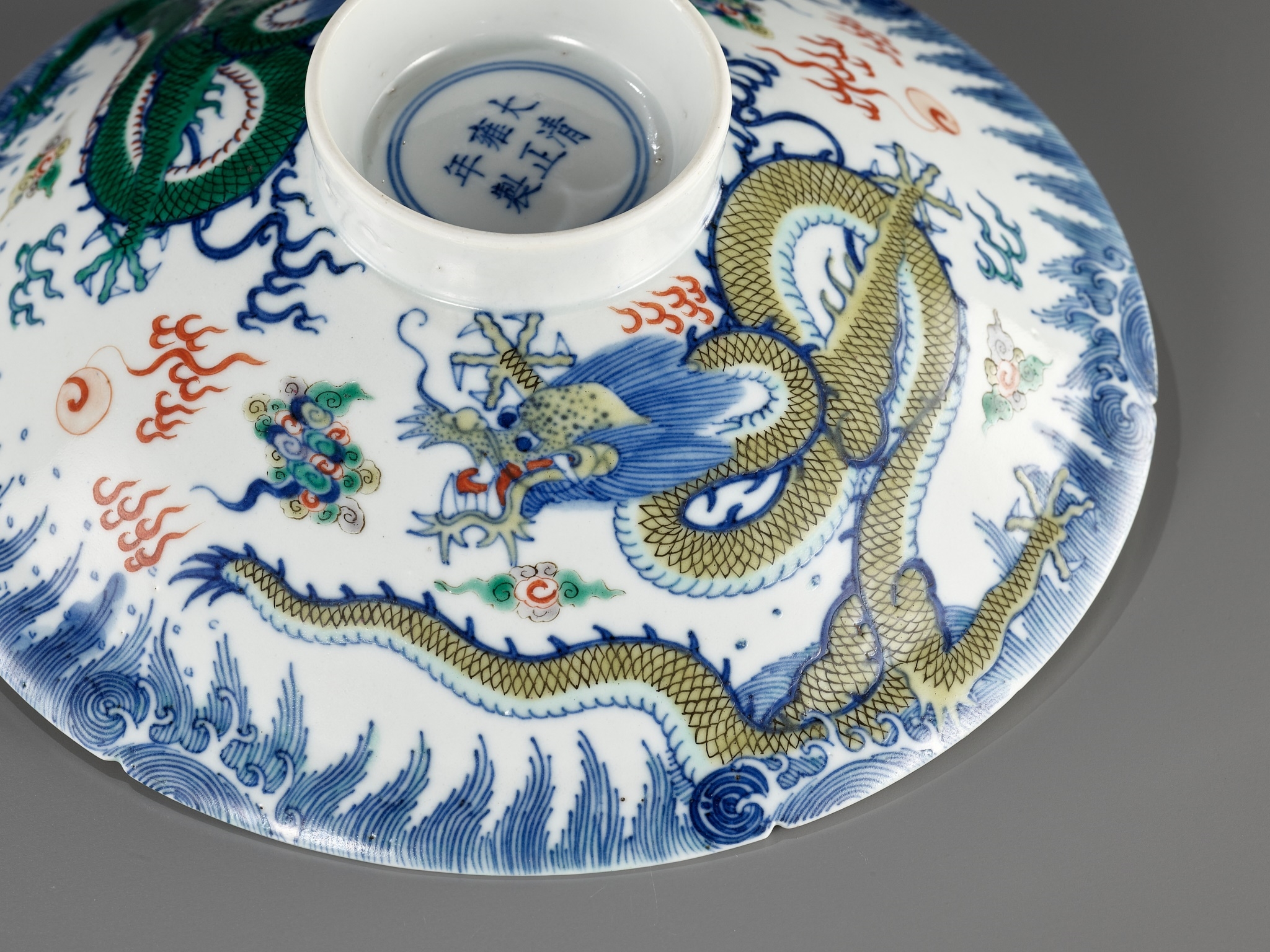 Yongzheng | 雍正款及年代斗彩龍紋蓋碗| MutualArt