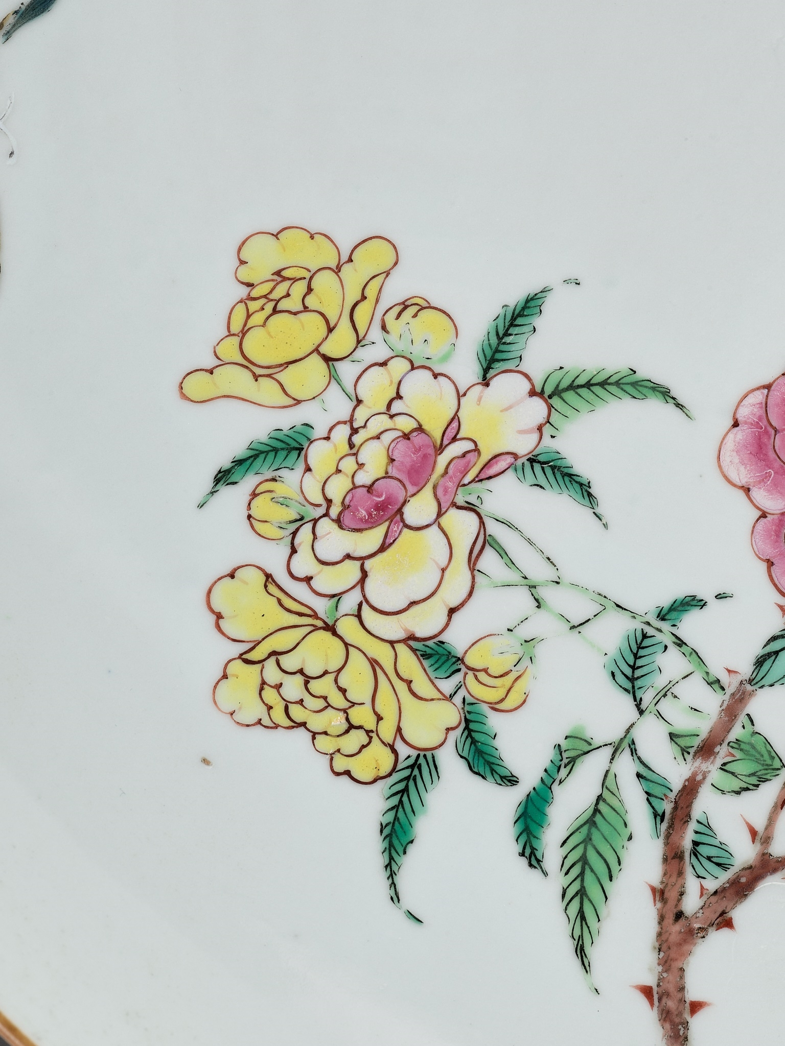 Yongzheng | 雍正時期大型粉彩“玫瑰蝴蝶”盤| MutualArt