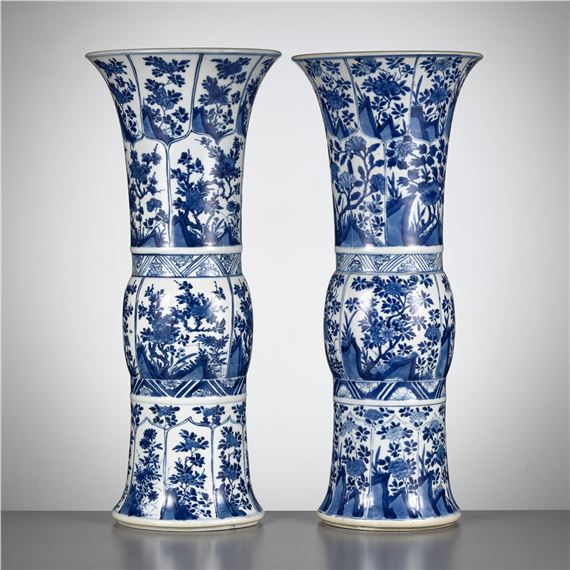Kangxi Period | 康熙一對青花開光花卉紋花觚| MutualArt