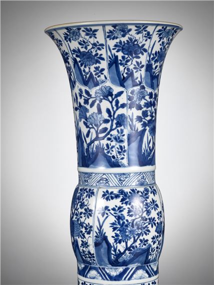 Kangxi Period | 康熙一對青花開光花卉紋花觚| MutualArt