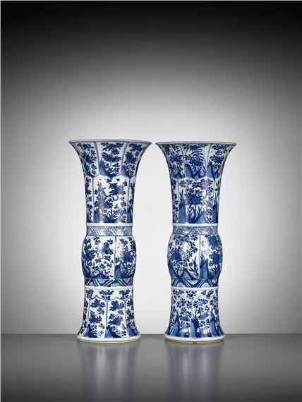 Kangxi Period | 康熙一對青花開光花卉紋花觚| MutualArt