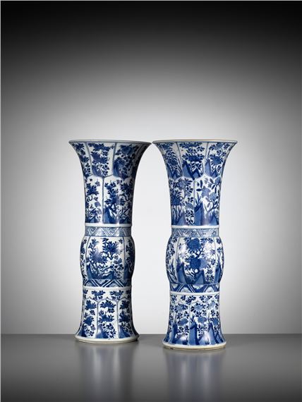 Kangxi Period | 康熙一對青花開光花卉紋花觚| MutualArt