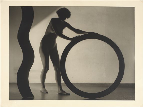 Dívka s kruhem by Josef Vetrovsky