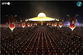 Devotees praying for Makha Bucha at Wat Phra Dhammakaya temple - Lillian Suwanrumpha