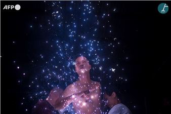 Zheng Yinquan performing the ritual of eating flowers - Johannes Eisele