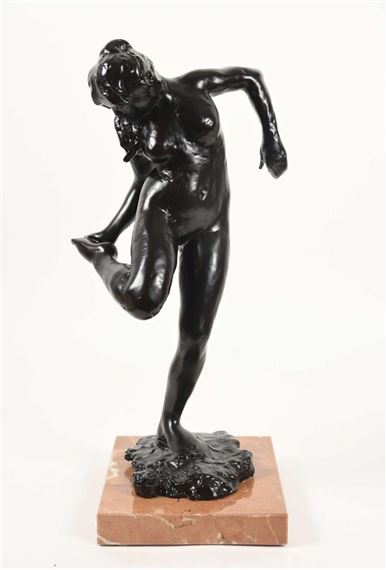 Danseuse Regardant La Plante De Son Pied