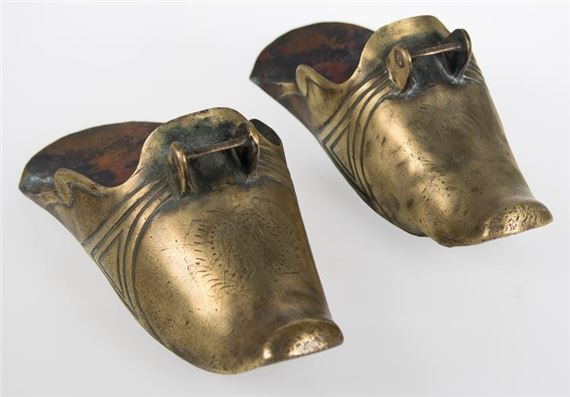 Pair of bronze stirrups. - Colombian School, 18th Century