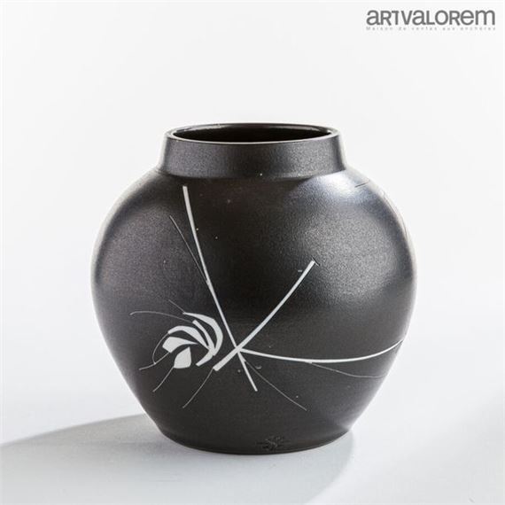 Straight-necked vase with geometric design in reserve by Robert Deblander, circa 1995