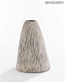 Truncated cone-shaped vase decorated with striations enhanced with white slip - Agnès His
