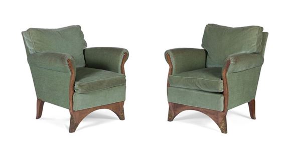 Les façades d'accotoir en découpe et mouvementées ; les ceintures avant en arquées et formant les pieds antérieurs entièrement sabotés de laiton oxydé à l'éponge by Eugène Printz, Jean Saint-Georges