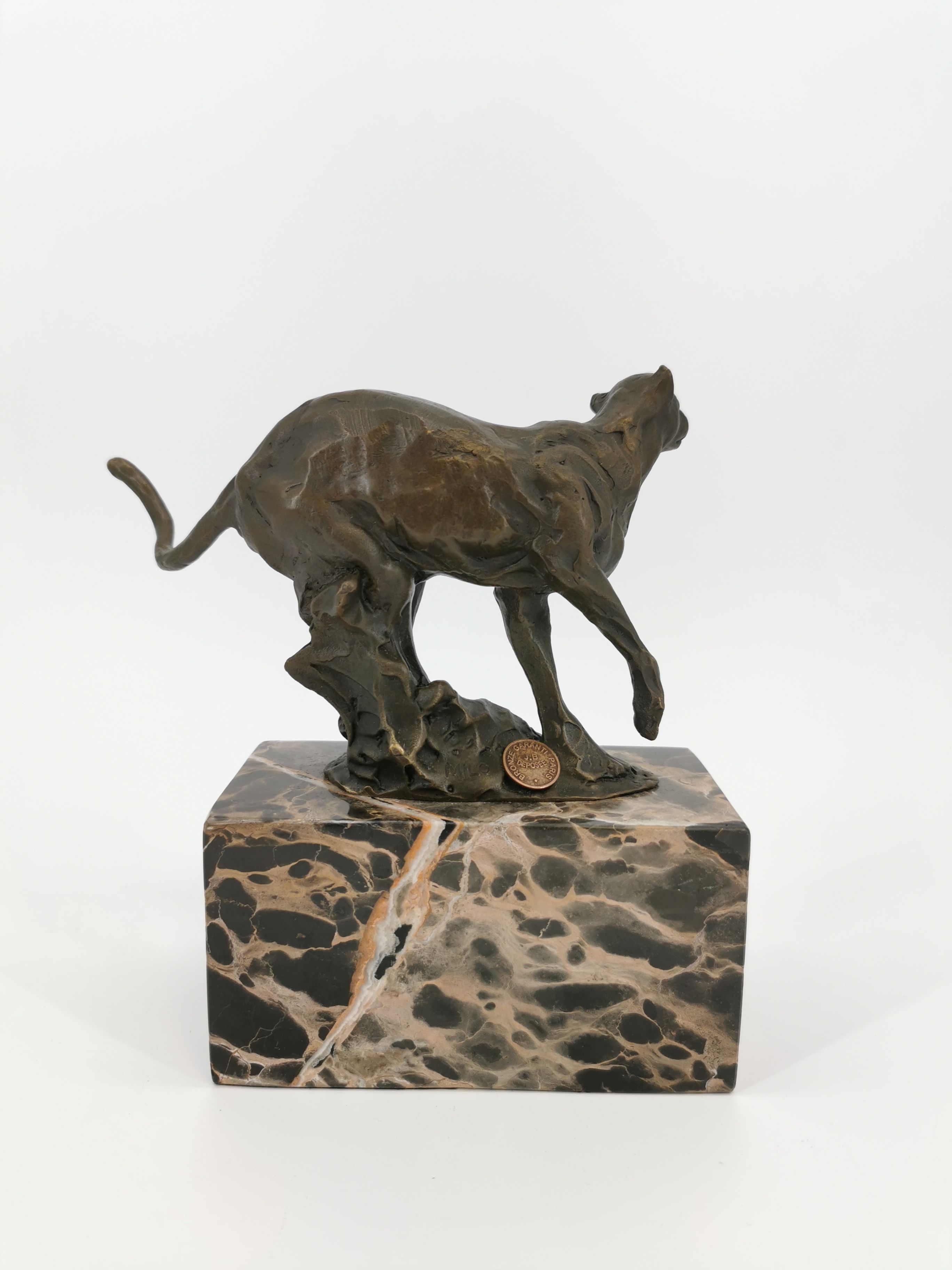 Artwork by Miguel Fernando López (Milo), Gepard / Raubkatze, Made of bronze, light brown patinated and mounted on marble pedestal