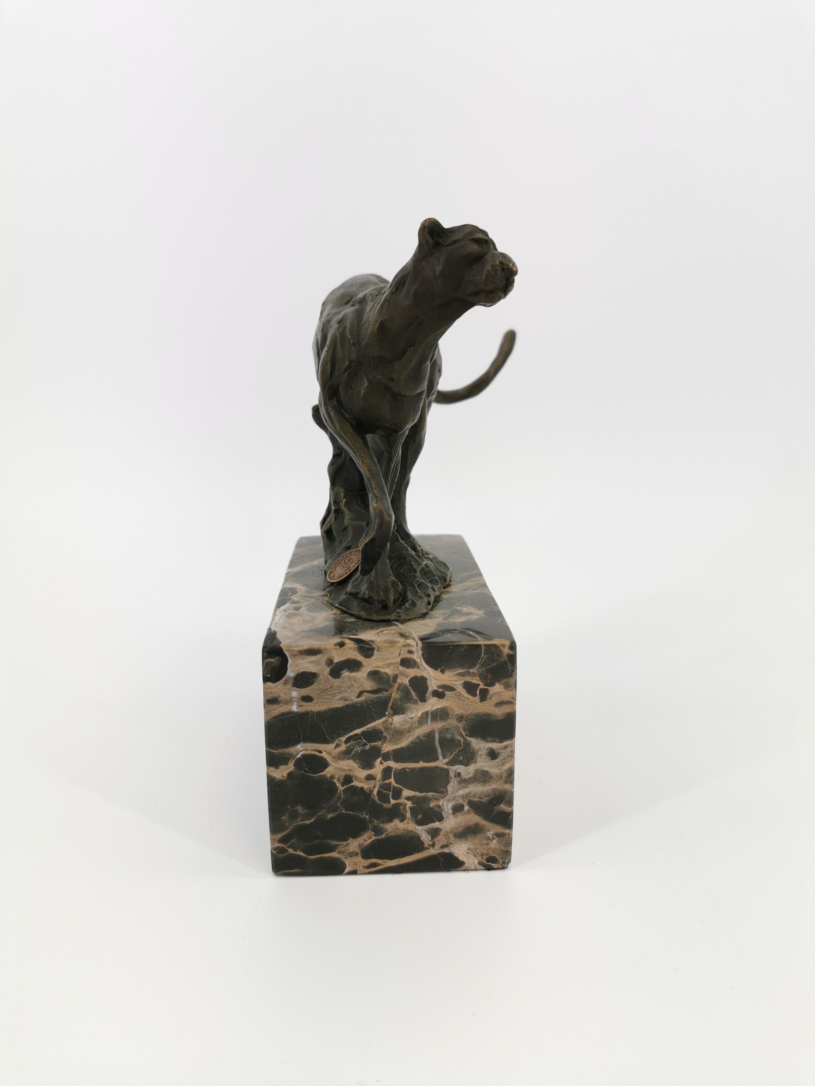 Artwork by Miguel Fernando López (Milo), Gepard / Raubkatze, Made of bronze, light brown patinated and mounted on marble pedestal