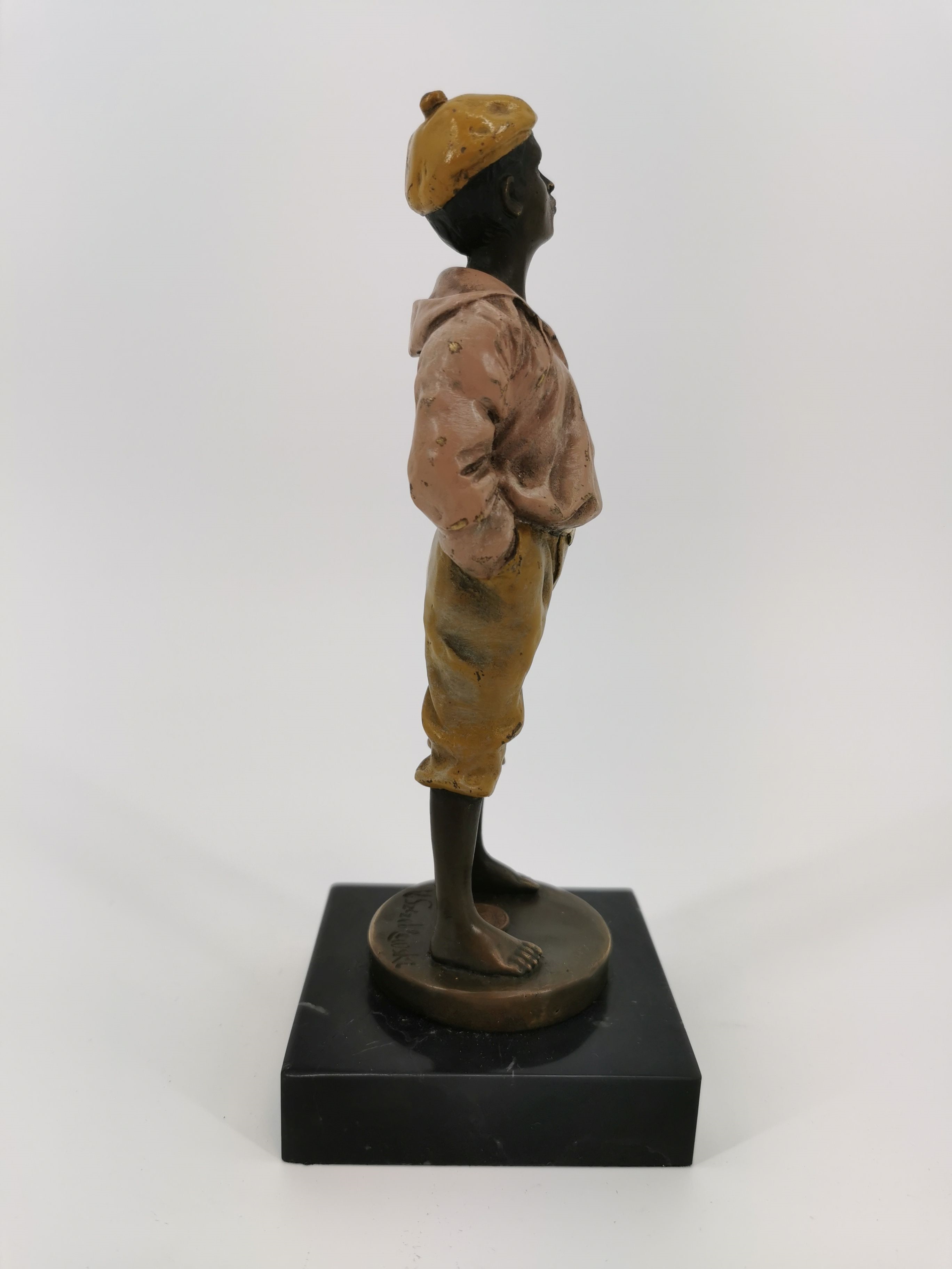 Artwork by Vaclav Szczeblwski, Pfeifender Knabe / Schiffsjunge, Made of bronze, light brown patina and accented with cold painting; marble pedestal