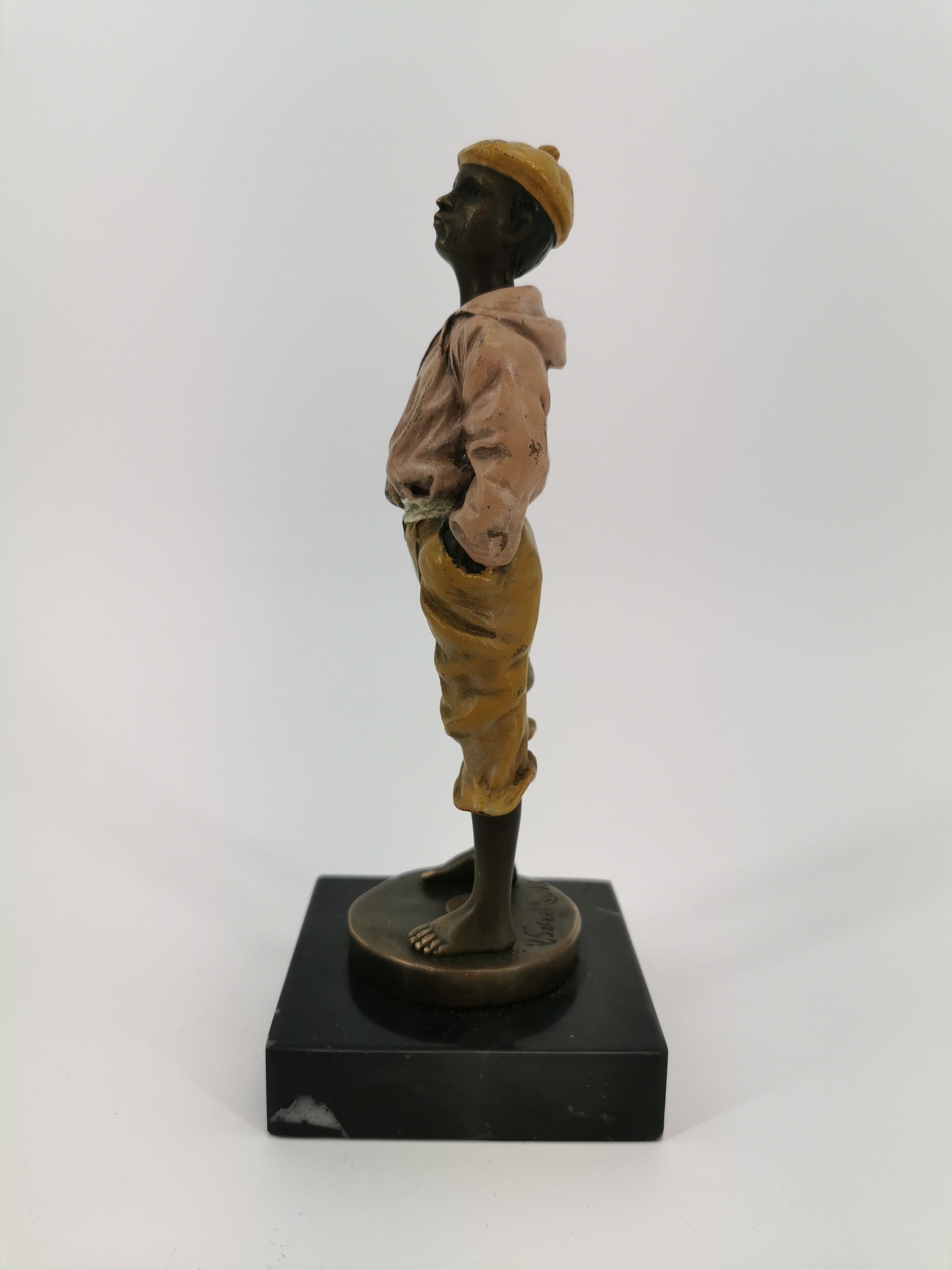 Artwork by Vaclav Szczeblwski, Pfeifender Knabe / Schiffsjunge, Made of bronze, light brown patina and accented with cold painting; marble pedestal
