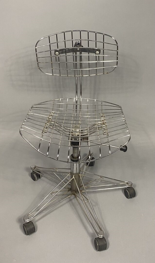 Michel Cadestin | Une chaise dactilo | MutualArt