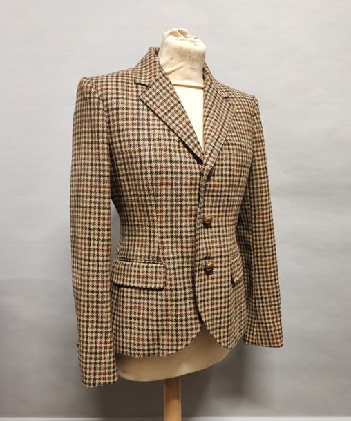 Ralph Lauren, RALPH LAUREN. Women's mauve wool jacket, three side pockets,  three faux horn buttons. Size 6. Very good condition.