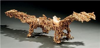 Table basse en bronze éclaté à décor d'un cristal de roche dans sa partie centrale, Plateau en verre blanc transparent (éléments dessoudés, à refixer le cristal de roche et petits éclats au plateau).
Signée et marquée Made in France Paris.
Haut. : 35 cm - Long. :
128 x 80 cm - Claude Victor Boeltz