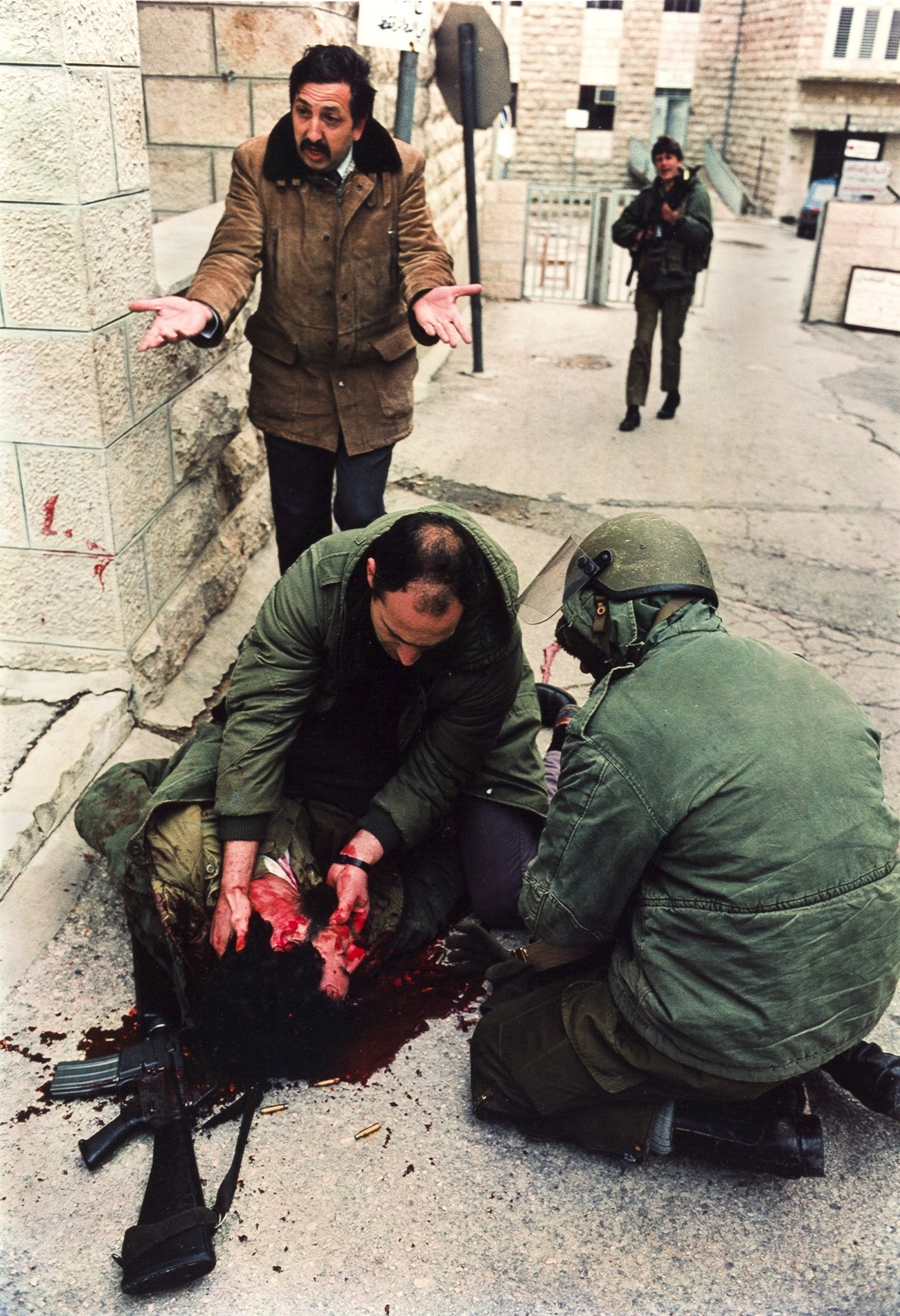 JAMES NACHTWEY (*1948)
An Israeli soldier shot by a Palestinian, Bethlehem, Israeli-occupied West Bank 1988 - James Nachtwey
