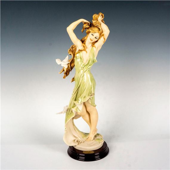 Florence Giuseppe Armani Figurine, Aurora Girl with Doves by Giuseppe Armani, 1992