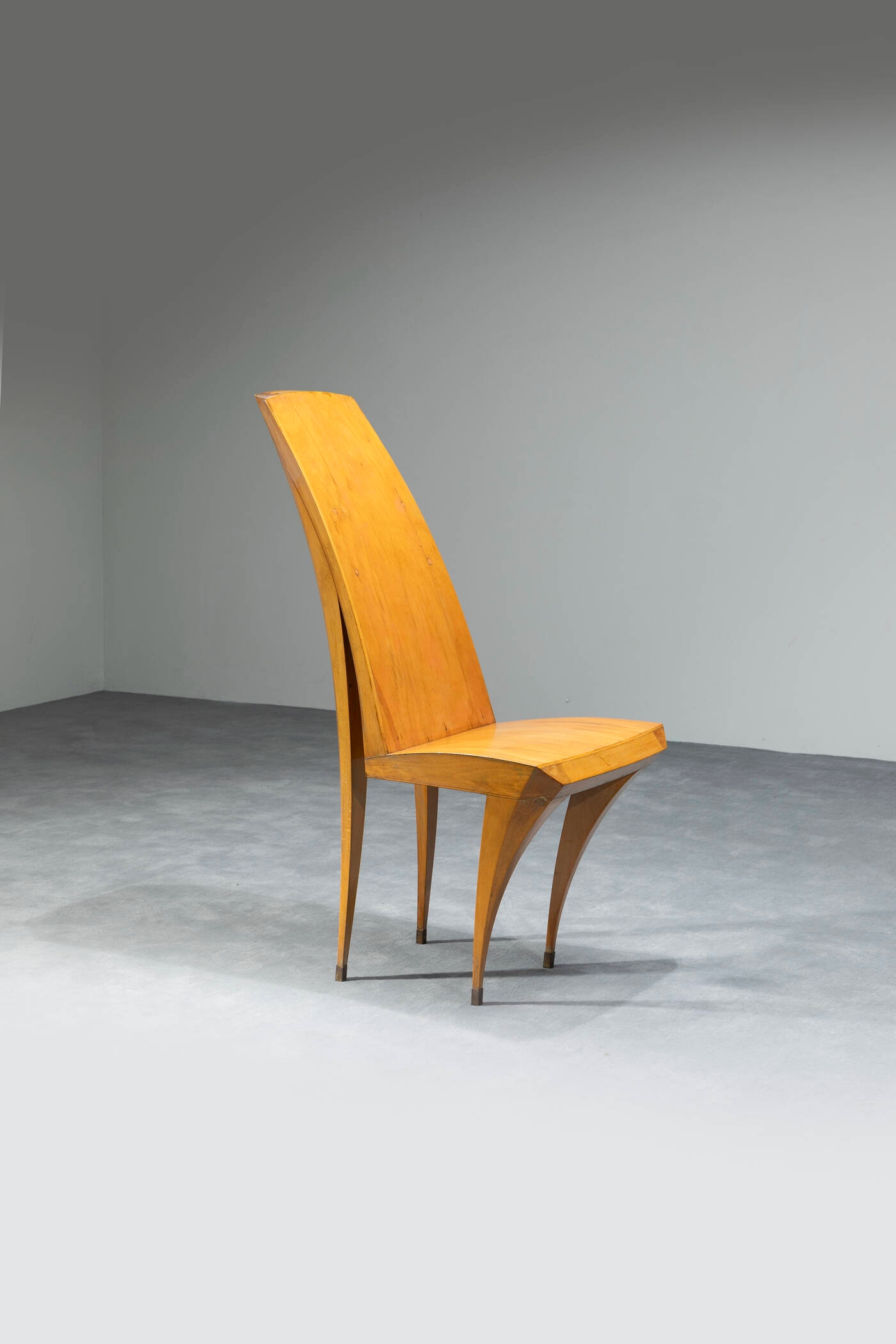 Artwork by Andrea Vigna, Sedia scultorea, Made of legno con puntali in ottone