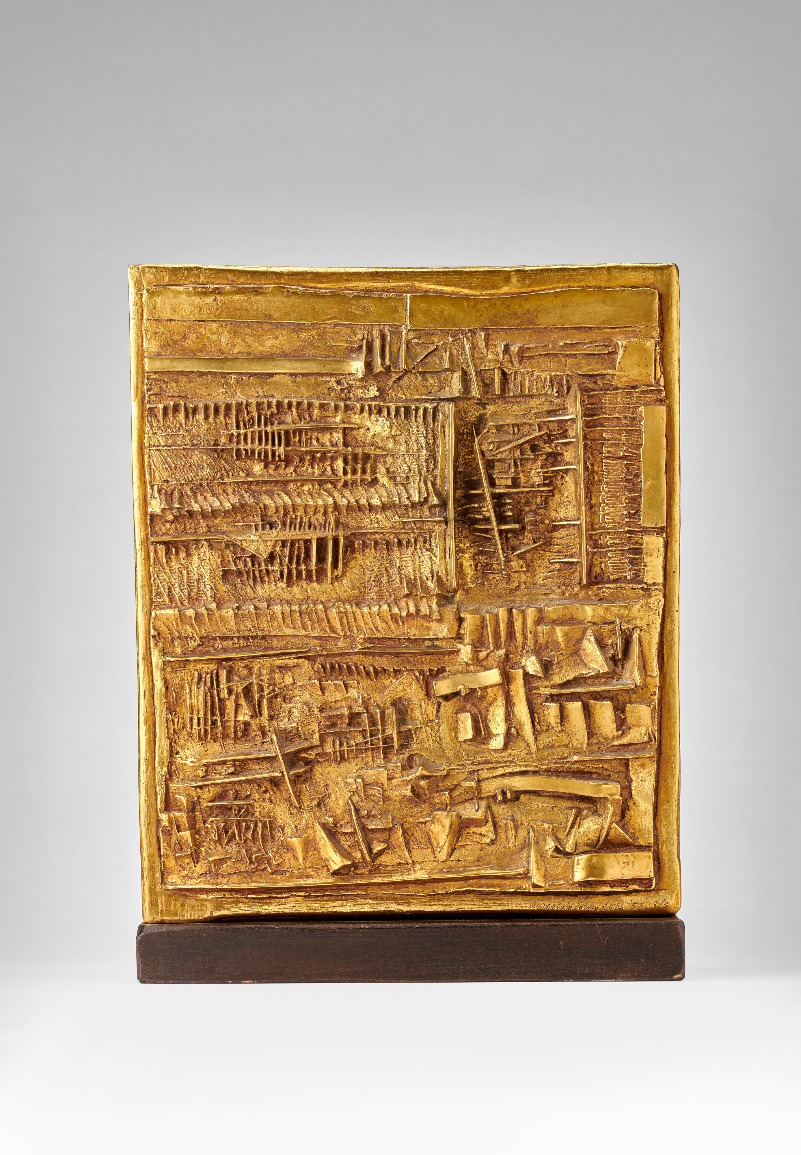 Artwork by Arnaldo Pomodoro, Bassorilievo (studio), Made of gilded bronze and wood