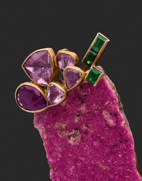 Artwork by Jean Vendome, Jean VENDOME (1930-2017)
Yellow gold brooch pendant set with a cobaltocalcite plaque, between two pavé motifs of amethysts and tourmalines
Signed 1991
Marked
Weight 51.40 g, Made of Yellow gold