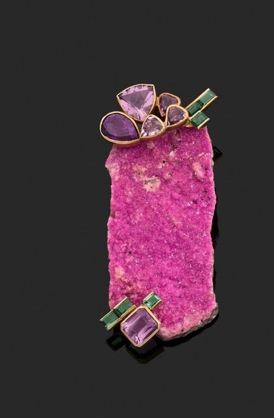 Artwork by Jean Vendome, Jean VENDOME (1930-2017)
Yellow gold brooch pendant set with a cobaltocalcite plaque, between two pavé motifs of amethysts and tourmalines
Signed 1991
Marked
Weight 51.40 g, Made of Yellow gold