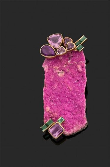 Jean VENDOME (1930-2017)
Yellow gold brooch pendant set with a cobaltocalcite plaque, between two pavé motifs of amethysts and tourmalines
Signed 1991
Marked
Weight 51.40 g by Jean Vendome, 1991