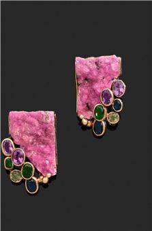 Jean VENDOME (1930-2017)
Pair of ear clips in yellow gold, adorned with a cobaltocalcite plate highlighted by a pavement of tourmalines in different colors.
Signed 1991
Hallmarked
Weight 33 g - Jean Vendome