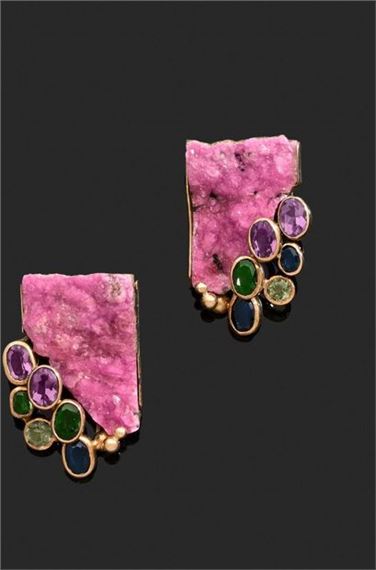 Jean VENDOME (1930-2017)
Pair of ear clips in yellow gold, adorned with a cobaltocalcite plate highlighted by a pavement of tourmalines in different colors.
Signed 1991
Hallmarked
Weight 33 g by Jean Vendome, 1991