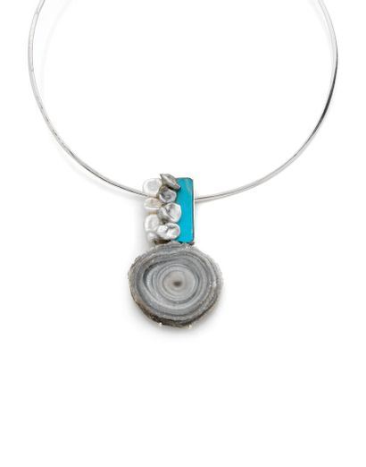 Jean VENDOME (1930-2017)
White gold pendant composed of baroque pearls in two shades of gray, and a turquoise plaque and a chalcedony flower 1992
on a white gold wire choker.
Signed Hallmarked
Weight 38.4 g
