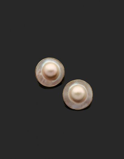 Jean VENDOME (1930-2017)
Pair of ear clips, the round motifs adorned with a mabé pearl on yellow gold.
Hallmarked 1993
Weight 15.2 g by Jean Vendome, 1993