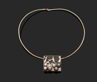 Jean VENDOME (1930-2017)
Yellow gold pendant adorned with a rectangular plaque of palazite on a motif of Tahiti cultured pearls and pavé diamonds.
On wire choker.
Signed 1991
Hallmarked
Weight 46.5 g by Jean Vendome, 1991