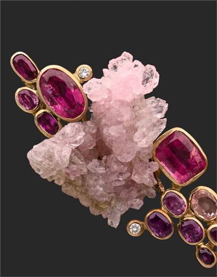Jean VENDOME (1930-2017)
Yellow gold cluster pendant brooch set with tourmalines, amethysts and brilliants around a crystallized rose quartz.
Signed 1991
Marked
Weight 35.6 g by Jean Vendome, 1991