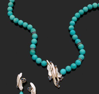 Jean VENDOME (1930-2017)
Necklace of turquoise choker balls and sapphire-line rings, the main motif composed of baroque pearls and brilliant-cut sapphires in yellow gold Signed 1997
Hallmarked
Weight 94 g by Jean Vendome, 1997