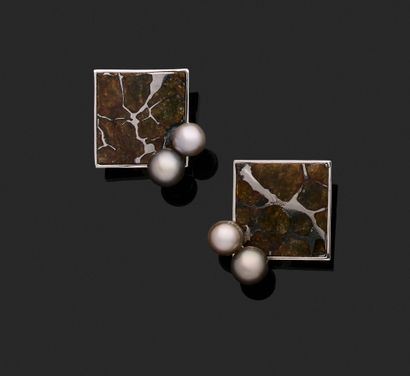 Jean VENDOME (1930-2017)
Pair of white gold ear clips adorned with a square palazite plaque and two Tahitian pearls in one corner.
Signed 1991
Hallmarked
Weight 26.60 g