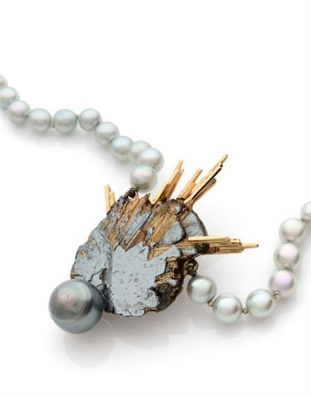 Jean VENDOME (1930-2017)
Eclipse" necklace featuring a choker-tinted cultured pearl choker, holding a pendant adorned with a rough hematite with rutile needles and a slightly baroque cultured pearl.
Radiant yellow gold setting. 1991
Marked
Weight 41.7 g by Jean Vendome, 1991