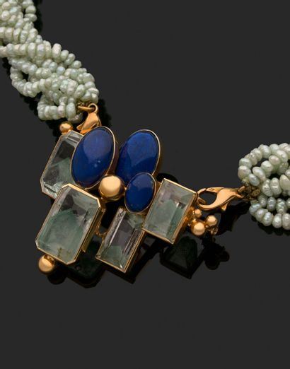 Jean VENDOME (1930-2017)
Necklace of twisted strands of tinted cultured pearls
holding a motif composed of rectangular phantom quartz, lapis cabochons and gold beads. Can be converted into a brooch. Marked 1994
Weight 117, g