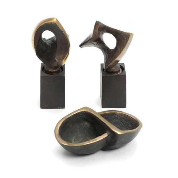 Two partly polished and patinated bronze wine stoppers on stands and a bronze double bowl - Peter Hesk Møller
