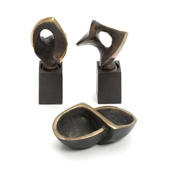 Two partly polished and patinated bronze wine stoppers on stands and a bronze double bowl - Peter Hesk Møller
