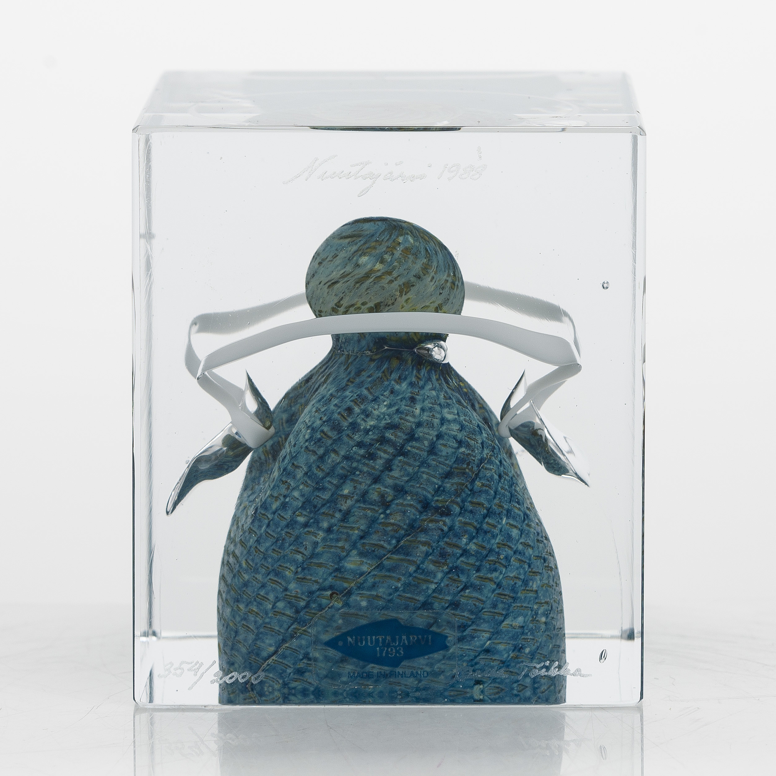 Artwork by Oiva Toikka, an annual cube, signed Oiva Toikka Nuutajärvi 1988 and numbered 354/2000, Made of ceramic and glass
