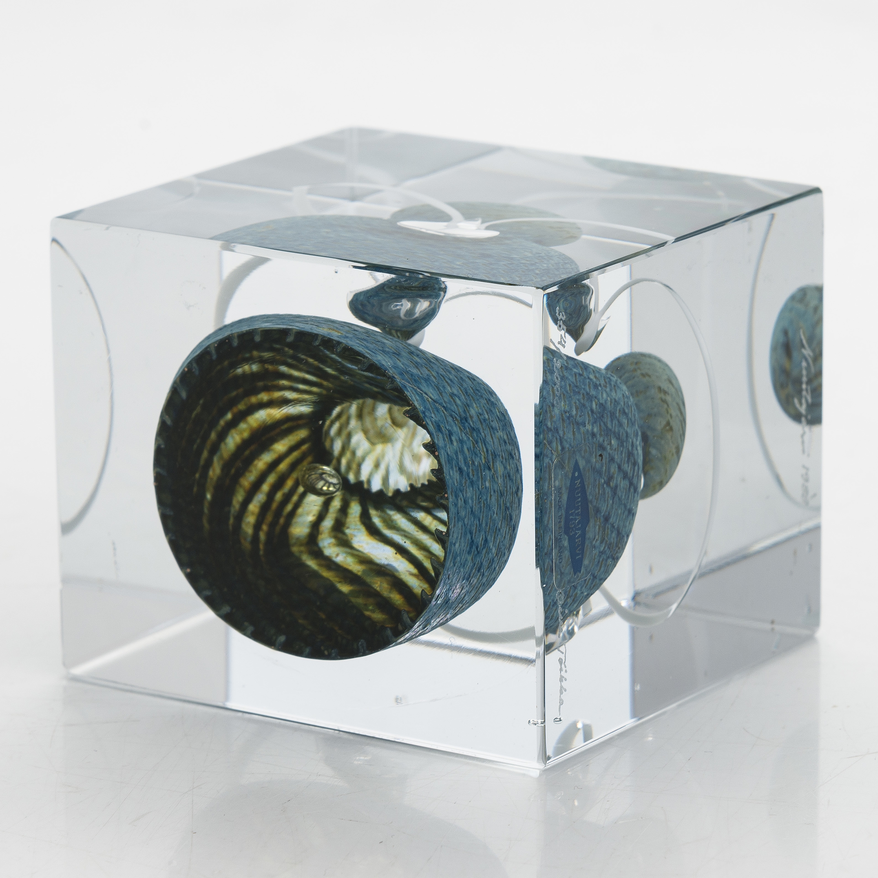 Artwork by Oiva Toikka, an annual cube, signed Oiva Toikka Nuutajärvi 1988 and numbered 354/2000, Made of ceramic and glass